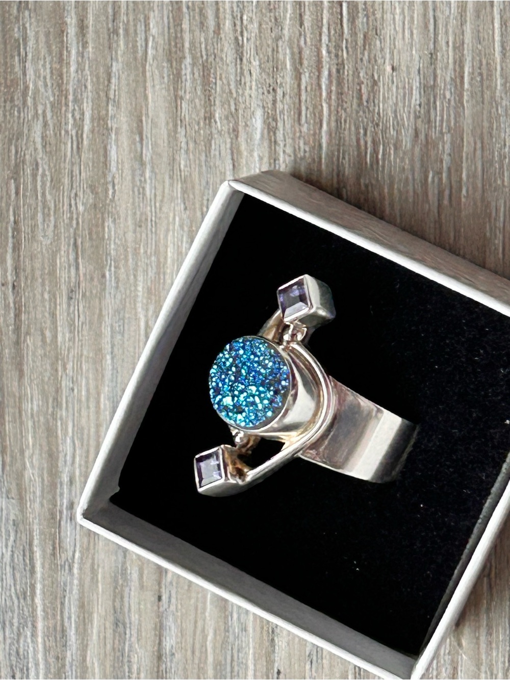 SIGNED:  SAJEN 925 Ring Quartz Crystal Druzy with Iolite accent stones. Modern. - Picture 3 of 5
